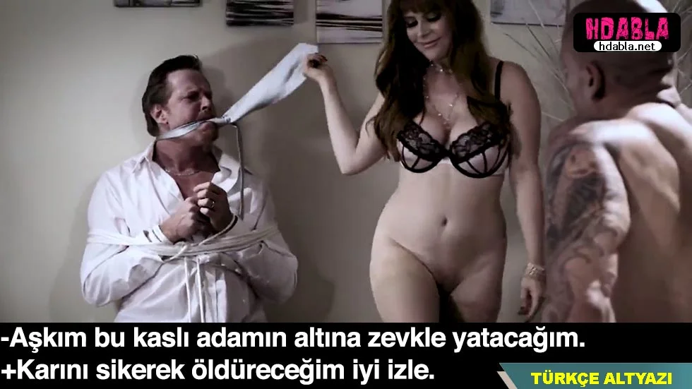 Olgun bir emlakçı, müşterisine hizmet sunuyor.